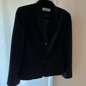 Tahari Ladies black suit blazer.